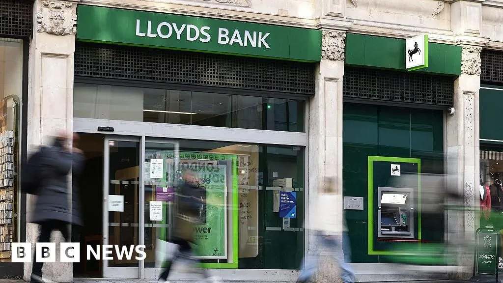 Lloyds Bank dezvăluie că o eroare IT a afectat aproape jumătate de milion de clienți