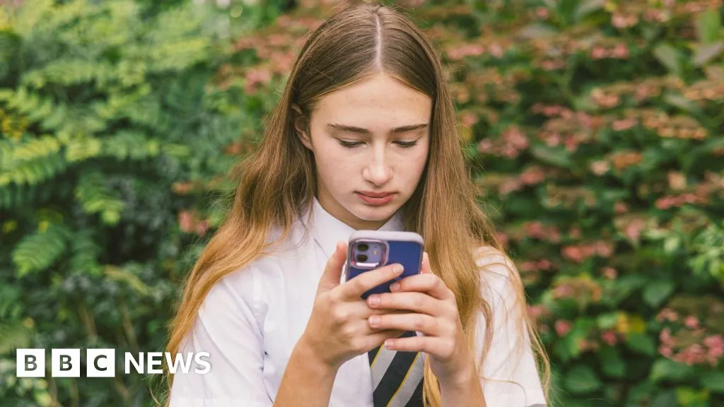 Marea Britanie testează interzicerea rețelelor sociale și cenzura digitală pentru adolescenți: O analiză amplă a noilor măsuri guvernamentale