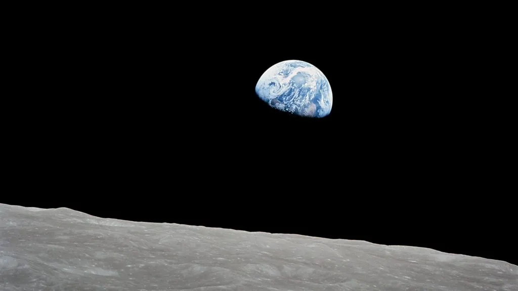 Prima fotografie color a Pământului văzut de pe Lună: O perspectivă cosmică ce a schimbat omenirea