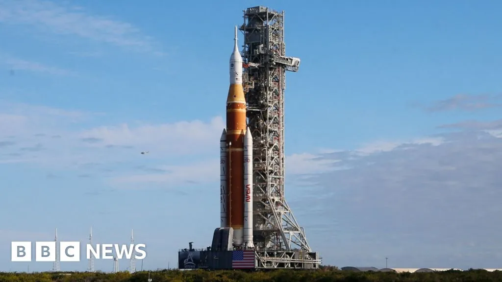 Racheta uriașă a NASA destinată misiunii lunare ajunge pe rampa de lansare pentru pregătirile misiunii Artemis II