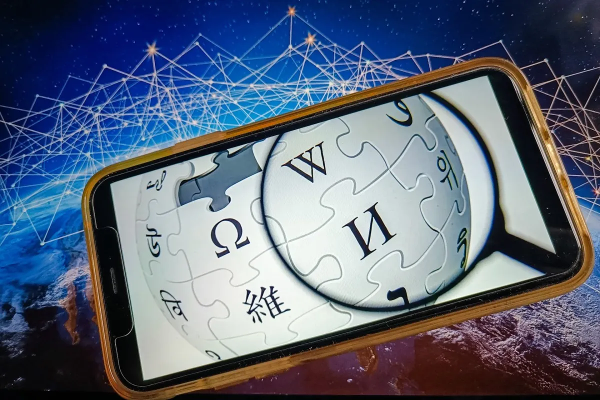 Wikipedia impune reguli stricte împotriva utilizării inteligenței artificiale în redactarea articolelor