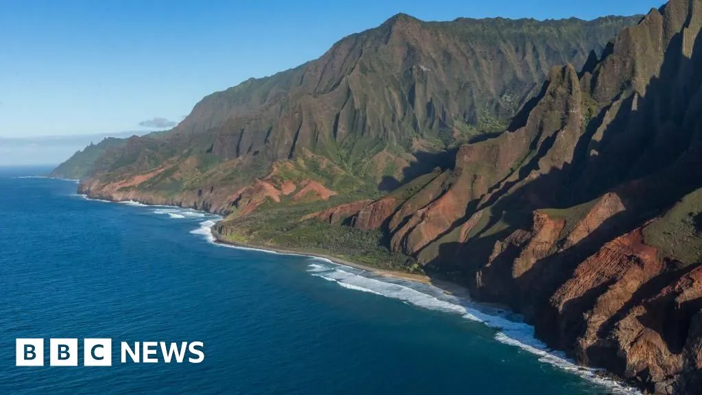 TRAGEDIE ÎN HAWAII: Trei persoane au murit după ce un elicopter s-a prăbușit în apropiere de insula Kauai