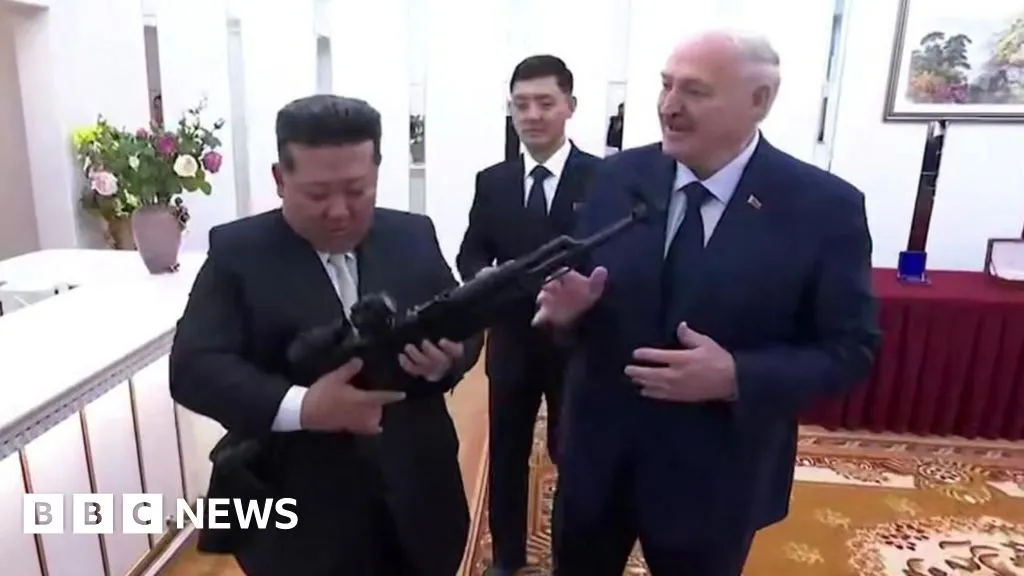 Liderul belarus îi oferă o pușcă de asalt lui Kim Jong Un în semn de „prietenie”, cu un mesaj pentru „dușmani”