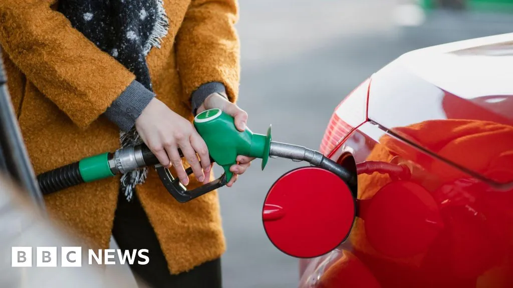 Directorul Asda respinge acuzațiile de profitare pe seama crizei, în timp ce prețul benzinei depășește pragul psihologic de 150 de peni