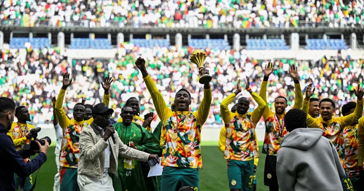 Senegal defăimează trofeul Cupei Africii pe Națiuni în fața a 70.000 de fani, deși CAF a decis retrocedarea titlului către Maroc