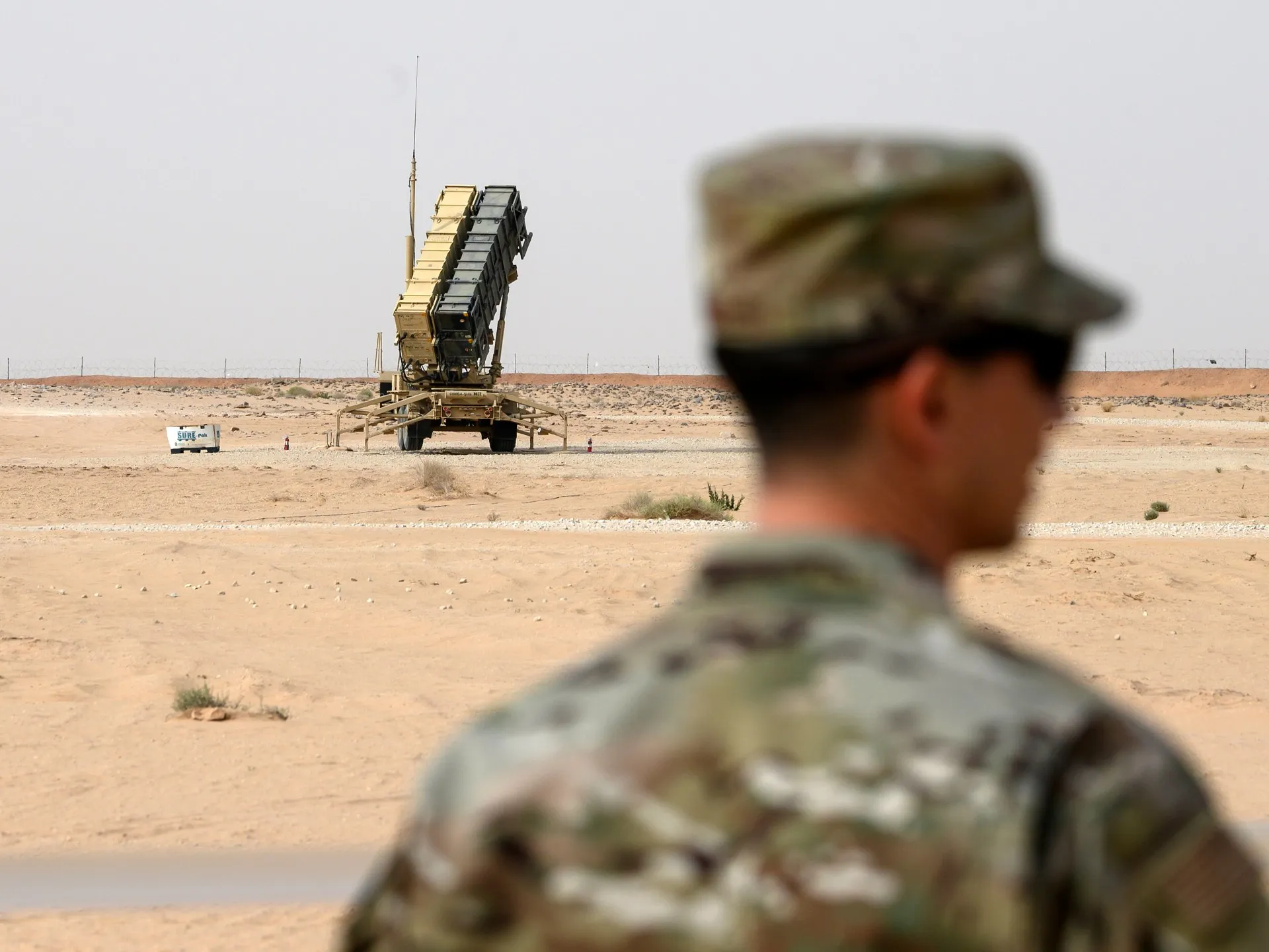 Raport special: Cel puțin 15 militari americani răniți în atacul Iranului asupra bazei aeriene din Arabia Saudită – O analiză a escaladării conflictului