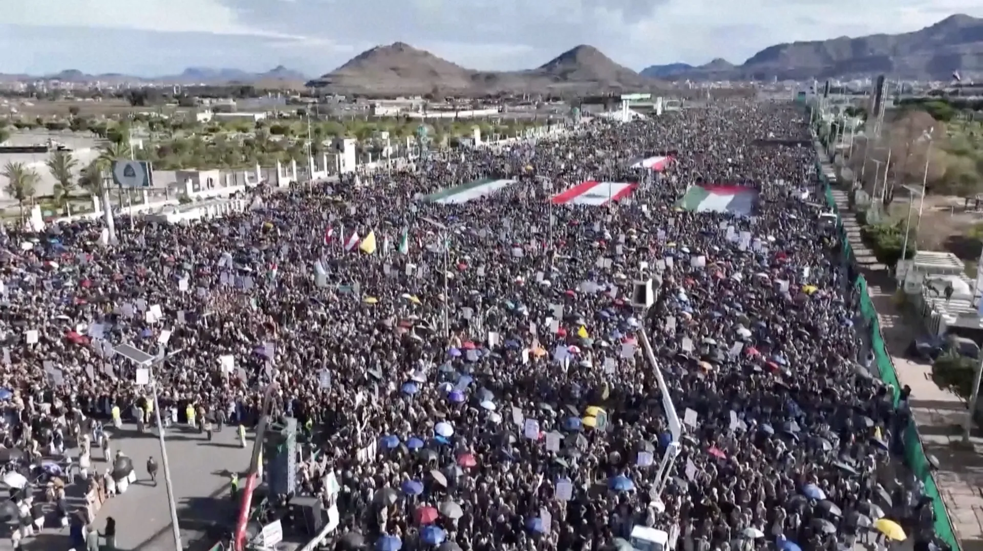 Proteste masive în Yemen împotriva atacurilor SUA și Israelului, în timp ce houthii amenință cu acțiuni militare directe