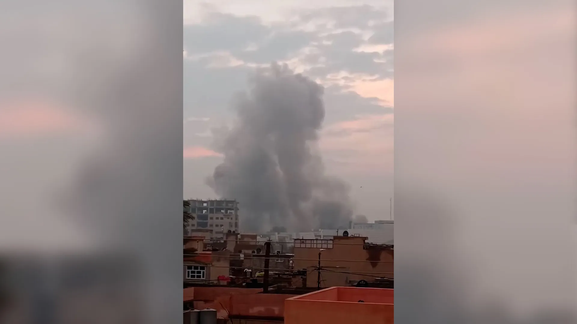 Nori densi de fum se ridică deasupra orașului Mosul din Irak, în urma atacurilor aeriene