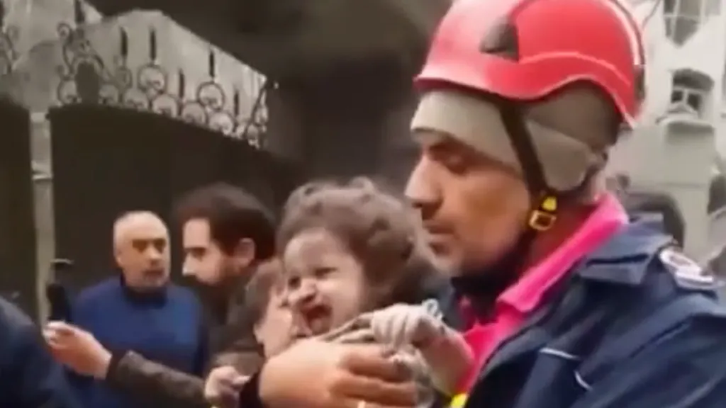 Un copil salvat de sub dărâmături după atacul SUA-Israel asupra Iranului: Tragedia umanitară a unui conflict escaladat
