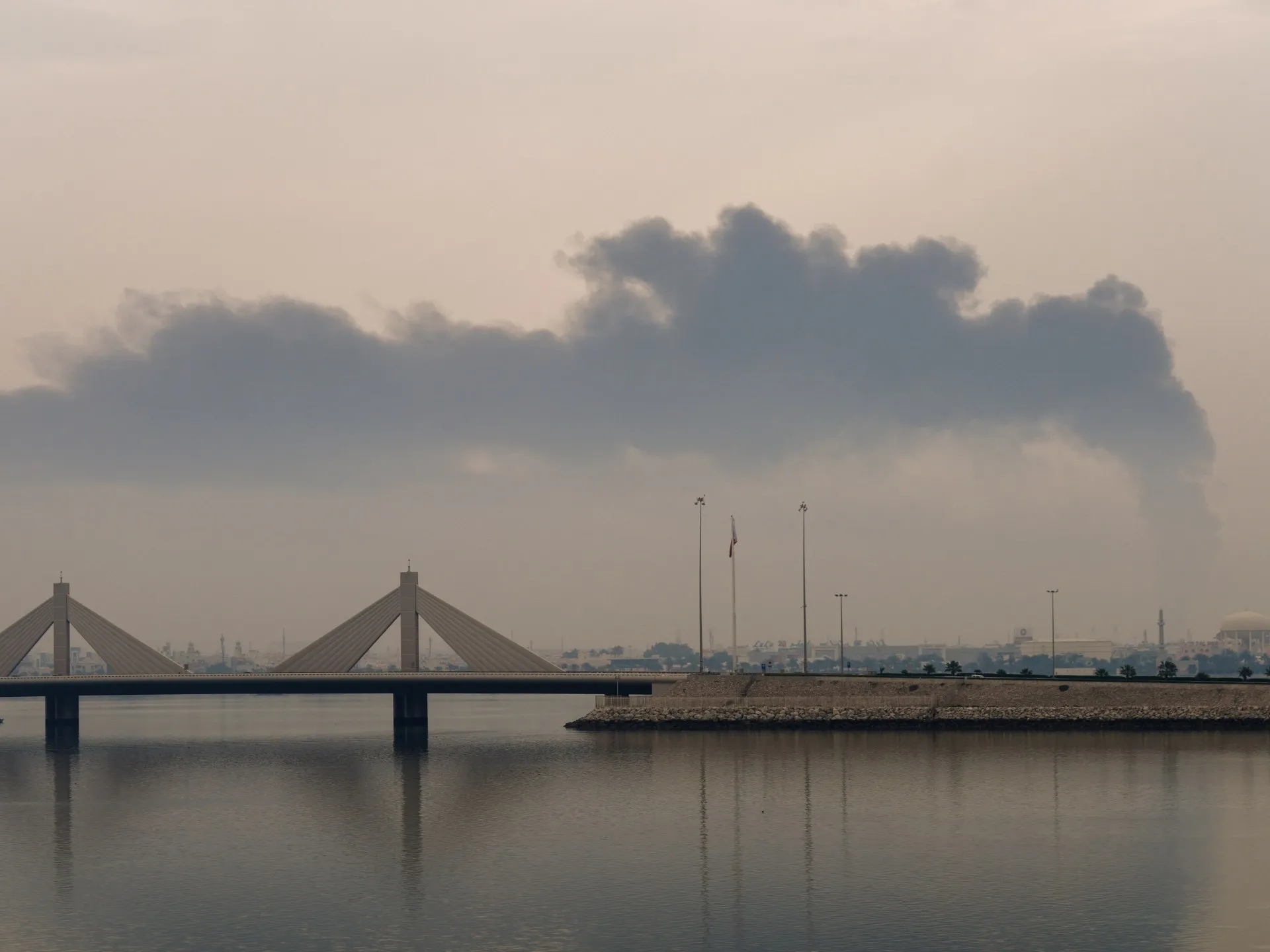 Garda Revoluționară din Iran revendică atacurile asupra instalațiilor de aluminiu din Emiratele Arabe Unite și Bahrain: O escaladare periculoasă a conflictului din Orientul Mijlociu