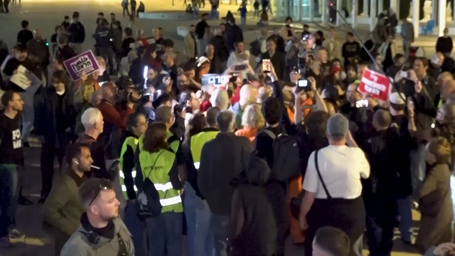 Zeci de persoane, reținute în Tel Aviv în urma unui protest antirăzboi care a degenerat în violențe