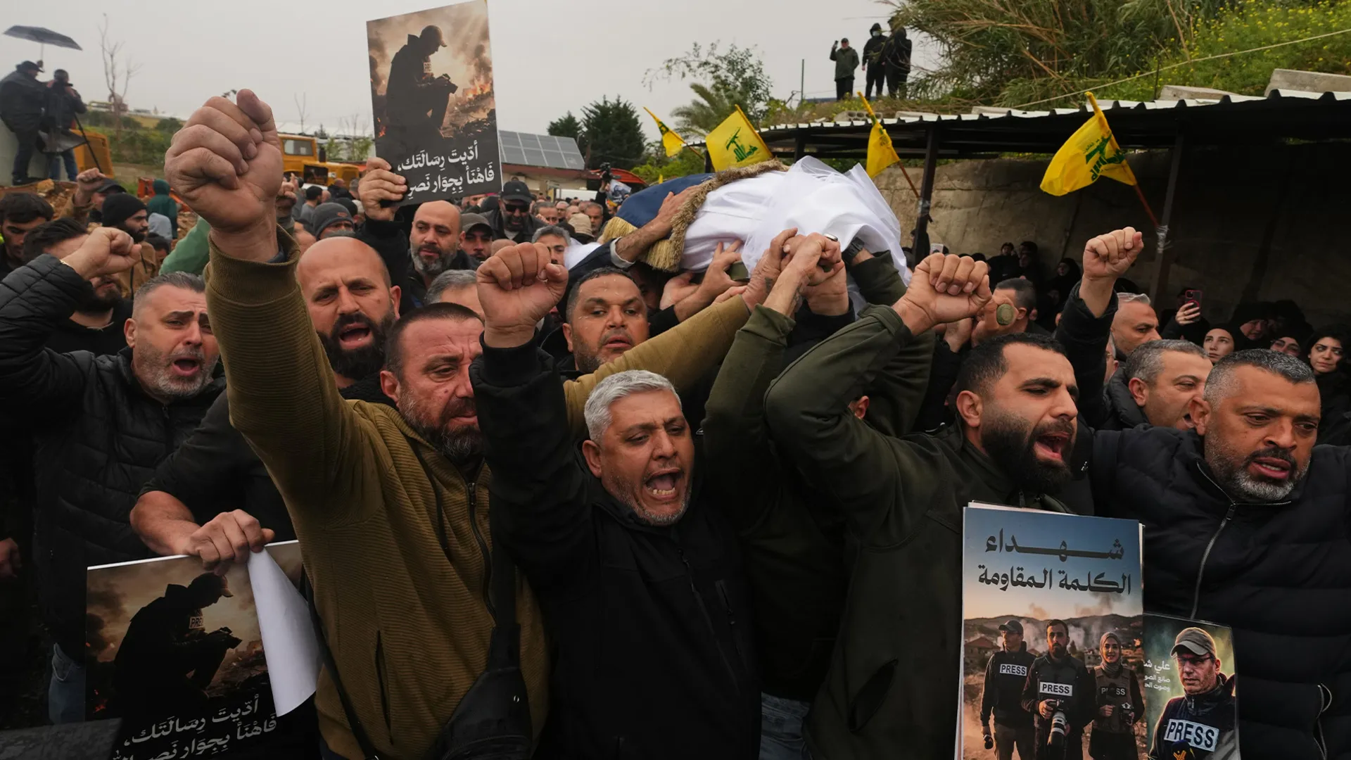Doliu și revoltă la Beirut: Înmormântarea jurnaliștilor libanezi uciși în atacul aerian israelian