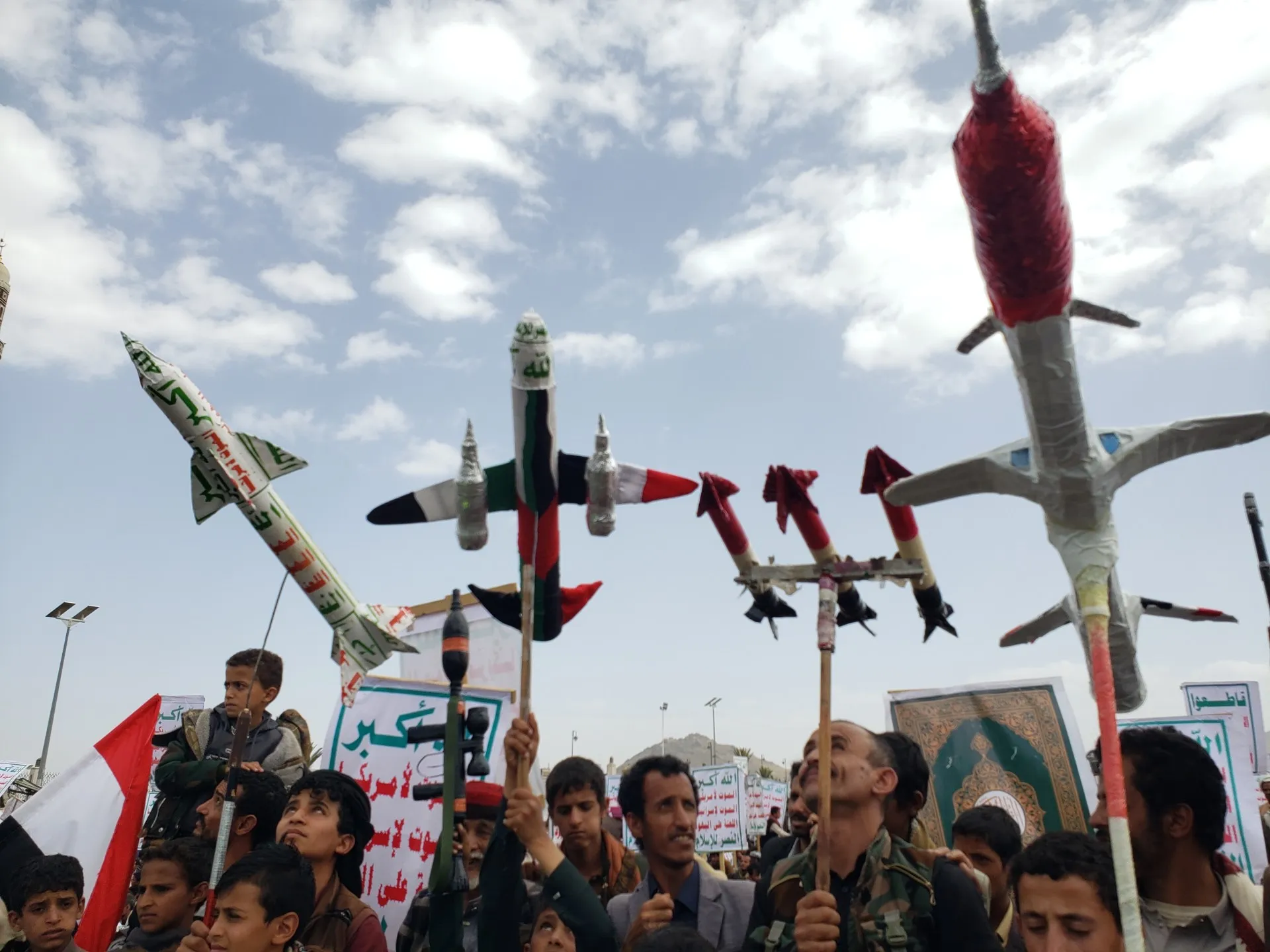 Houții deschid un nou front în războiul cu Iranul: Va bloca gruparea yemenită Bab al-Mandeb?