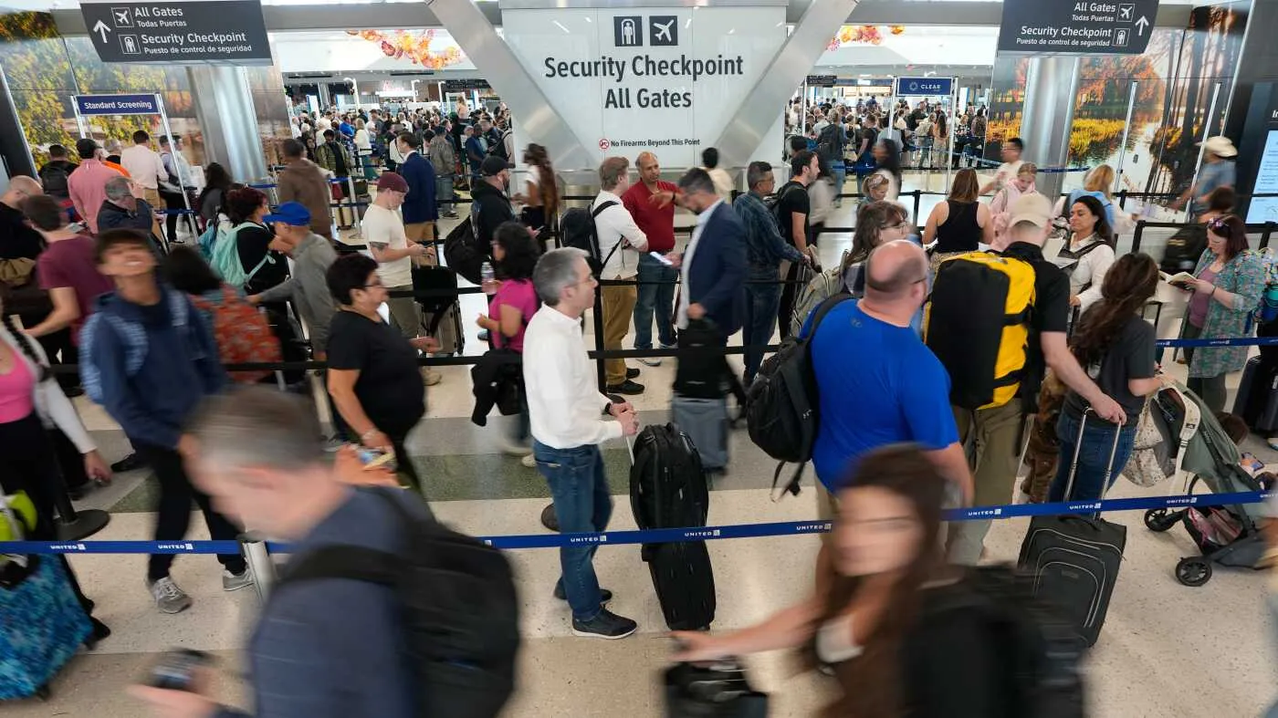 Ofițerii ICE ar putea rămâne la aeroporturi chiar și după ce angajații TSA își vor primi salariile