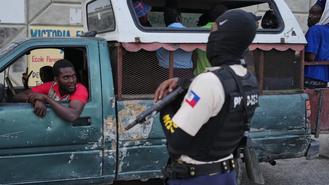 Orașul central din Haiti devine teatrul unui masacru sângeros în războiul dintre bande armate
