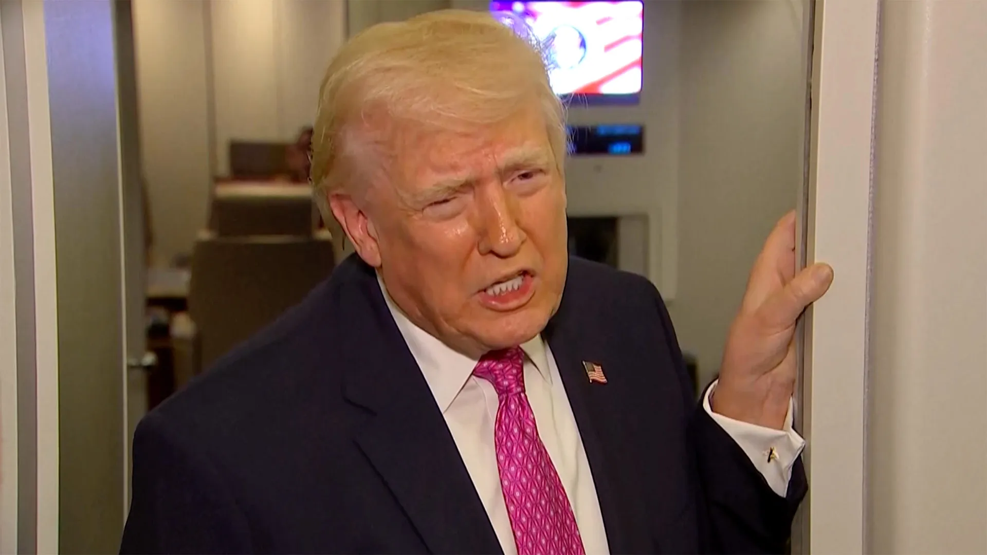 Trump declară că Iranul a suferit o „schimbare a regimului” și descrie „încărcături de petrol” ca pradă de război