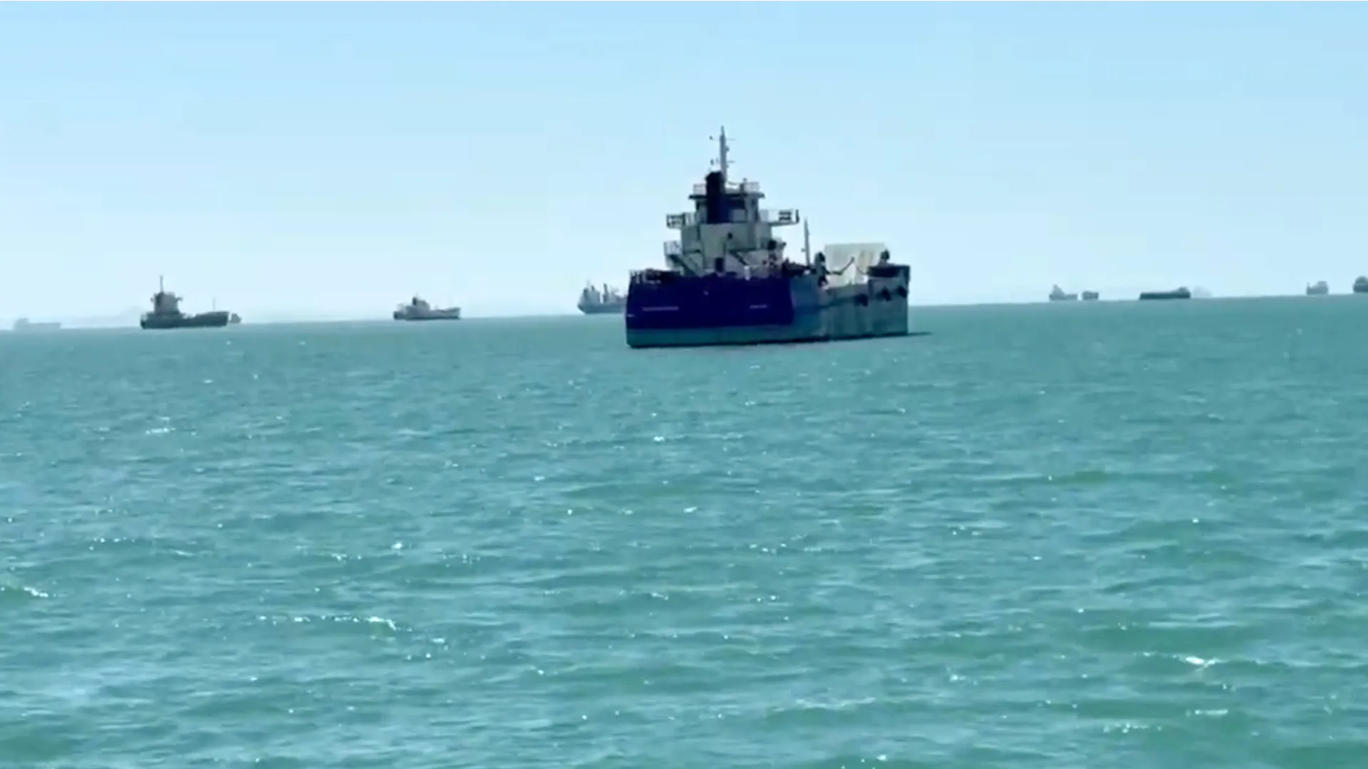 Un YouTuber canadian surprinde aglomerația navelor în Strâmtoarea Hormuz: O fereastră către tensiunile geopolitice globale