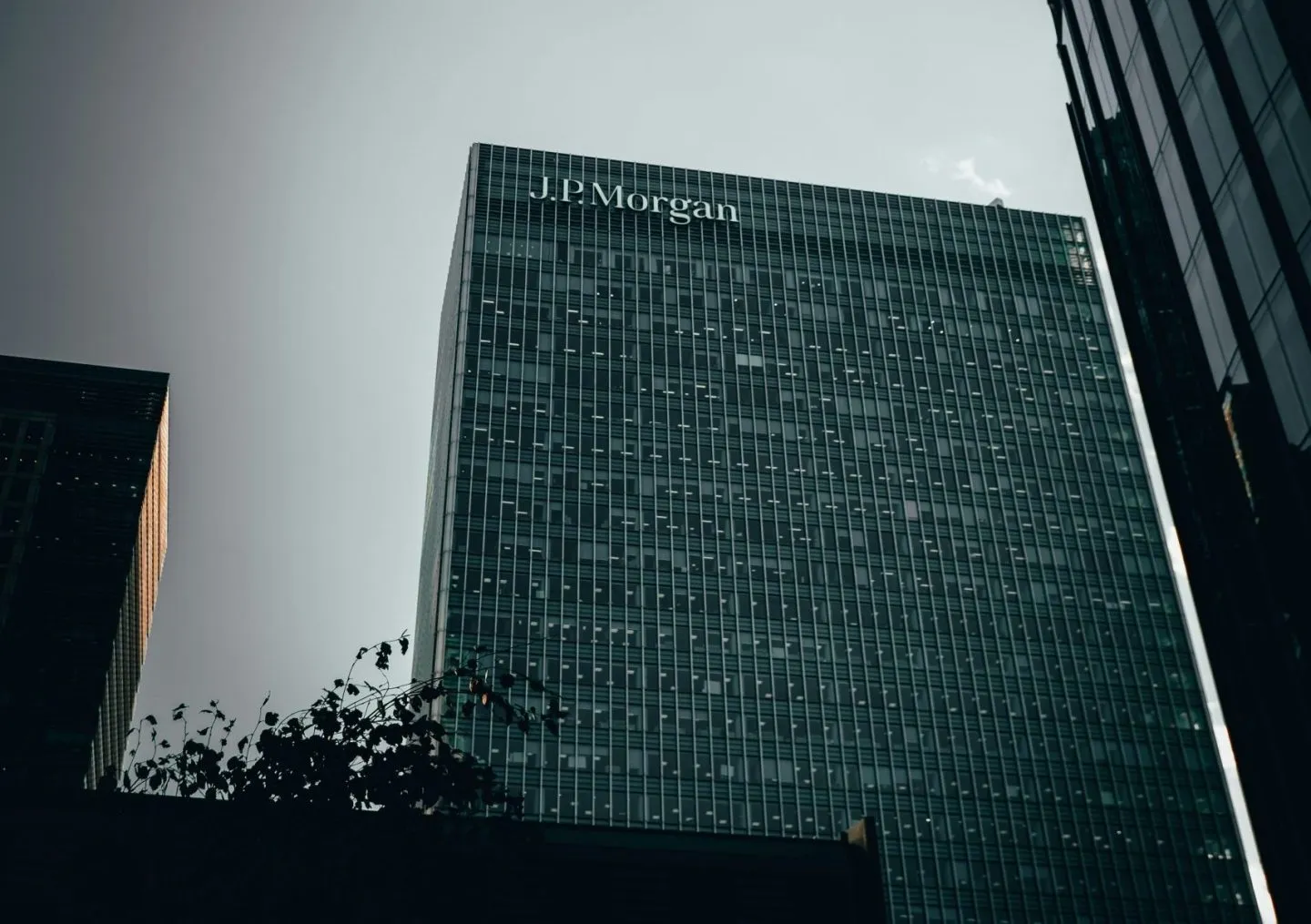 JPMorgan Chase începe să monitorizeze modul în care angajații utilizează inteligența artificială la locul de muncă: o nouă eră în evaluarea performanței profesionale