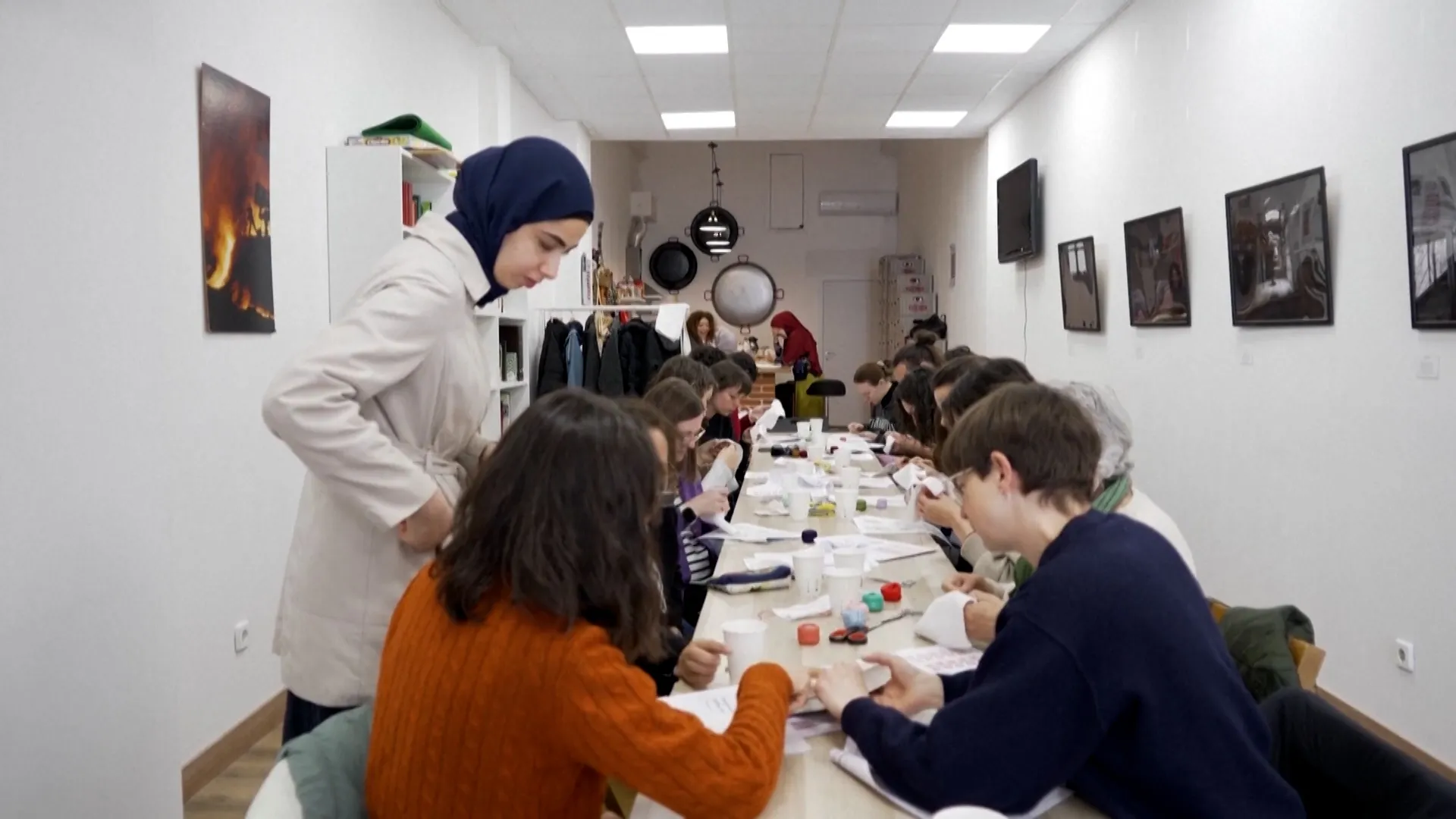 Tatreez la Madrid: O mărturie a culturii și rezistenței palestiniene brodată cu fir roșu