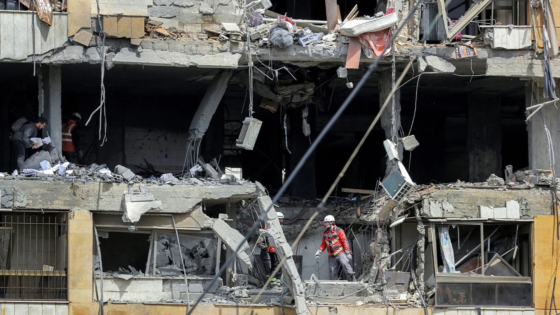 Beirut: Un apartament rezidențial devastat de un atac aerian israelian – Analiza escaladării conflictului din Liban