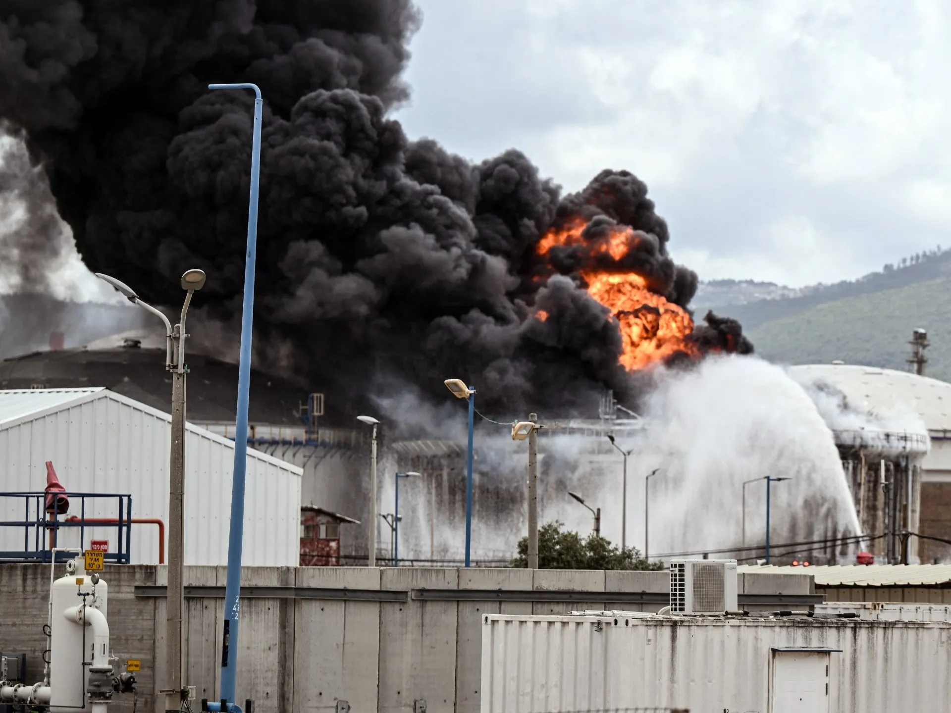 Incendiul sub control după atacul cu rachete asupra rafinăriei de petrol din Haifa, Israel