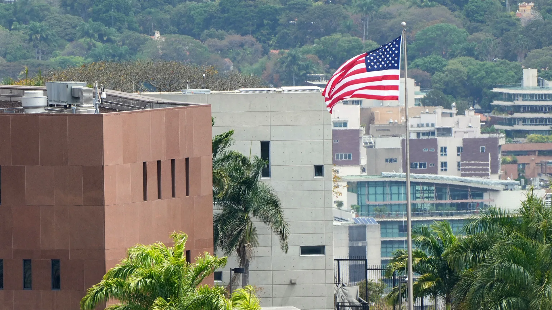 Ambasada SUA își redeschide porțile în Venezuela la aproape trei luni după presupusa răpire a lui Maduro