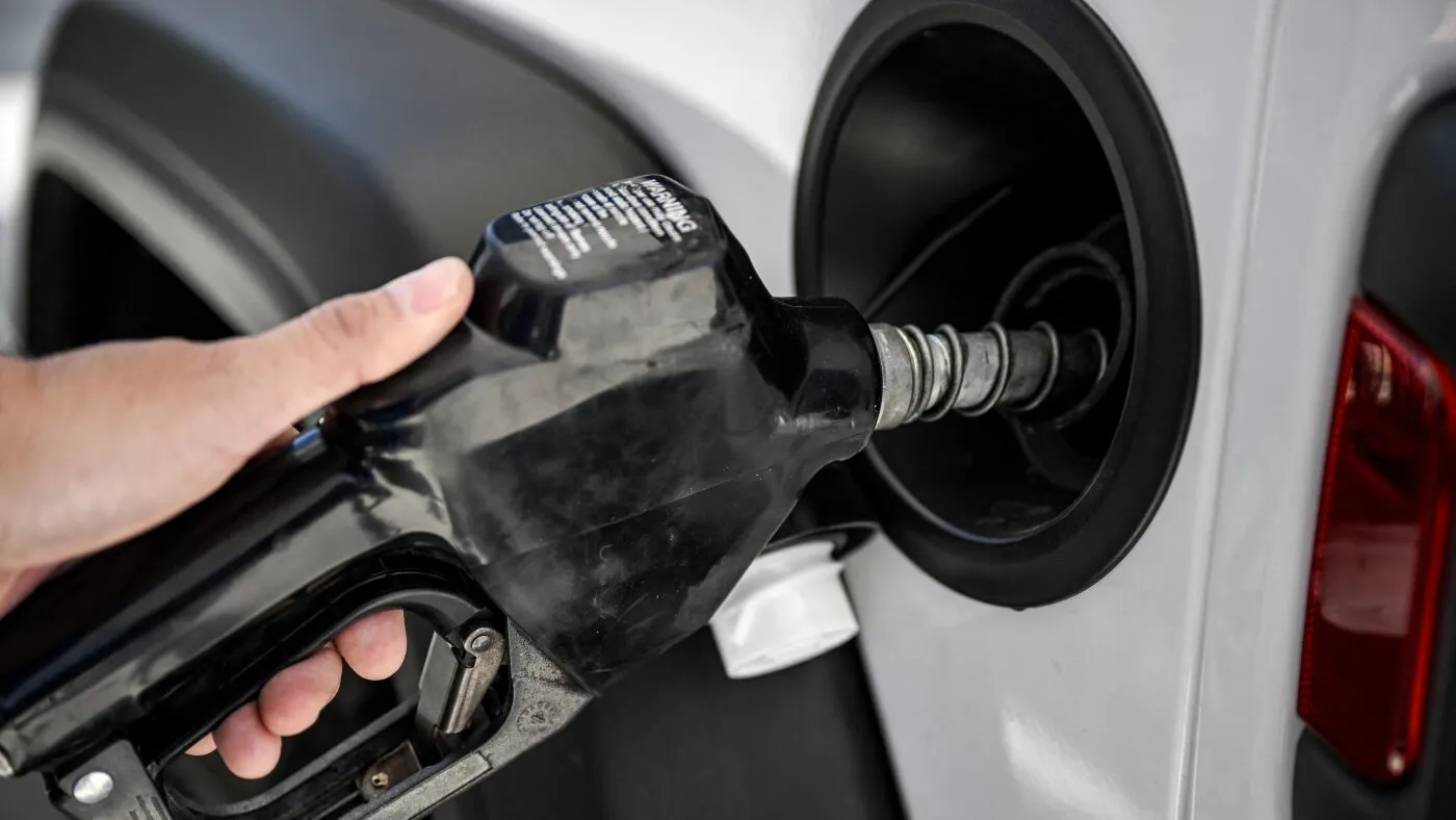 Prețul benzinei depășește 4 dolari pe galon în SUA pentru prima dată în ultimii 3 ani
