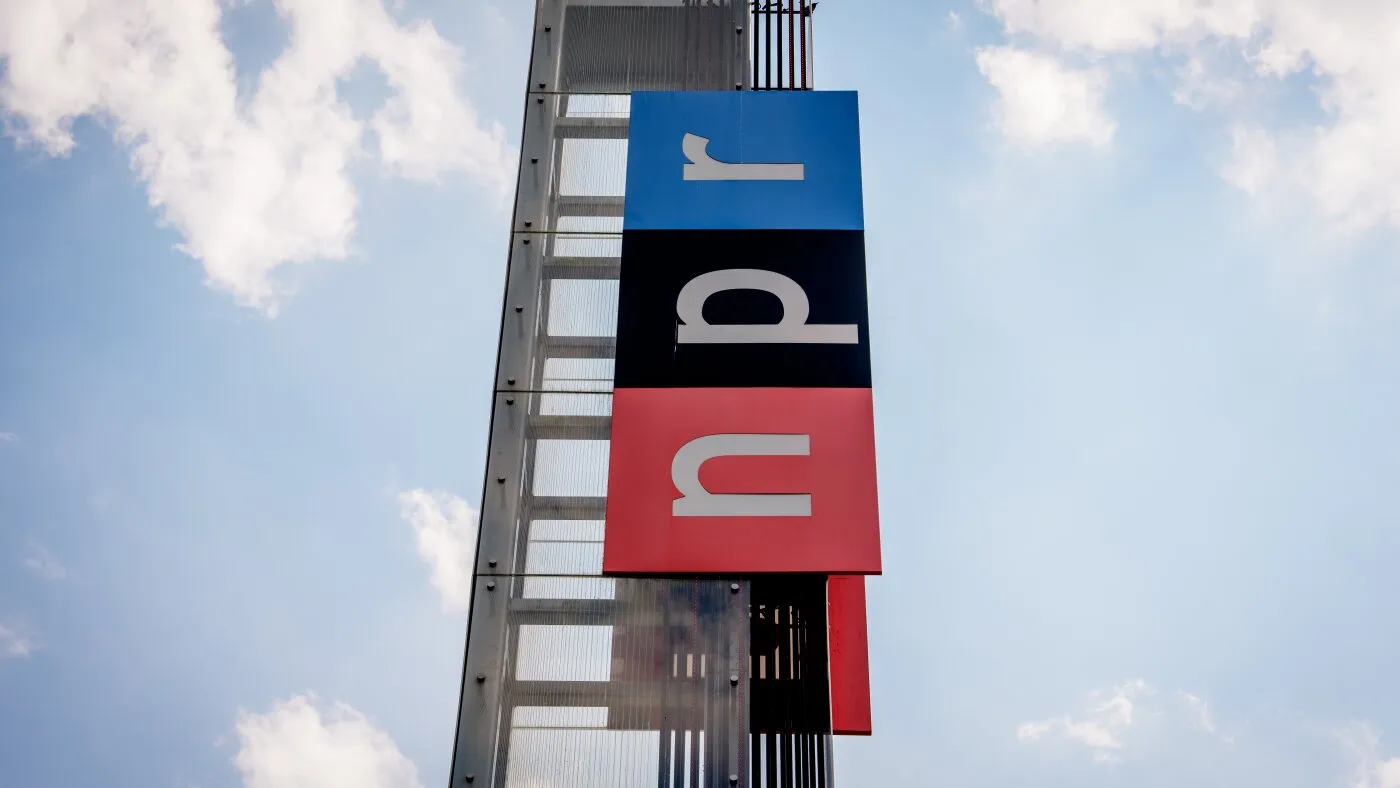 Un judecător federal stabilește că Trump a încălcat libertatea de exprimare prin ordinul de eliminare a finanțării NPR