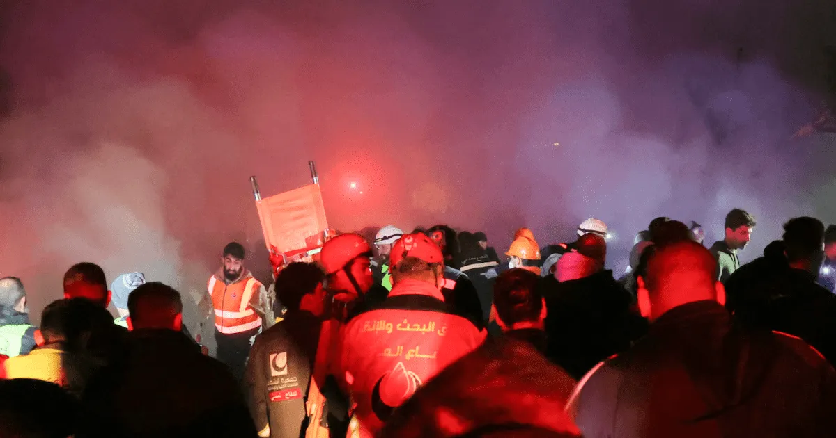 Echipajele de intervenție în căutarea victimelor bombardamentelor aeriene israeliene asupra Beirutului