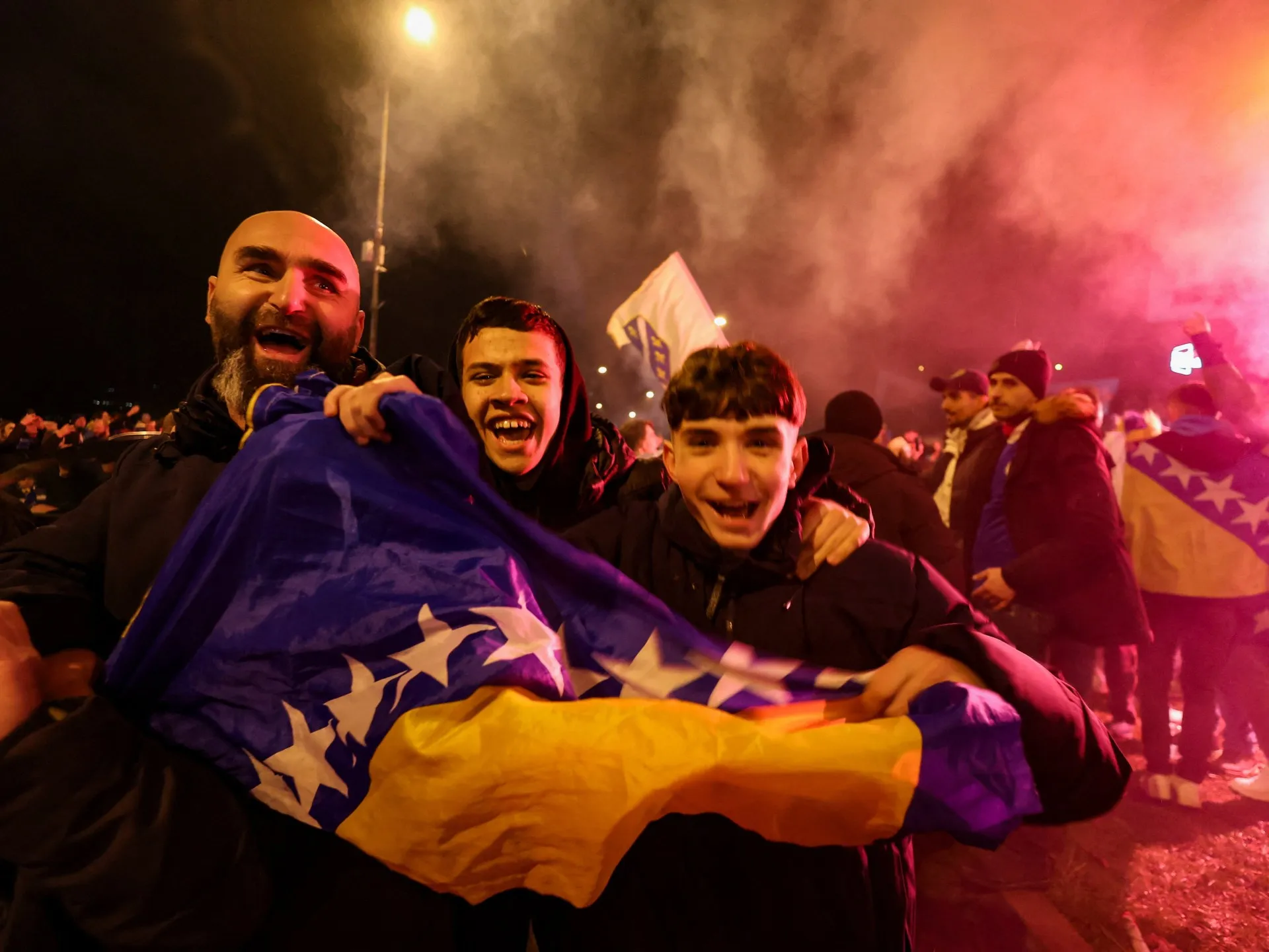 FANII BOSNIEI ȘI HERȚEGOVINEI ÎȘI CELEBREAZĂ CALIFICAREA ISTORICĂ LA CUPA MONDIALĂ 2026, DUPĂ UN DRAMATIC ȘUT LA POENALTI CONTRA ITALIEI