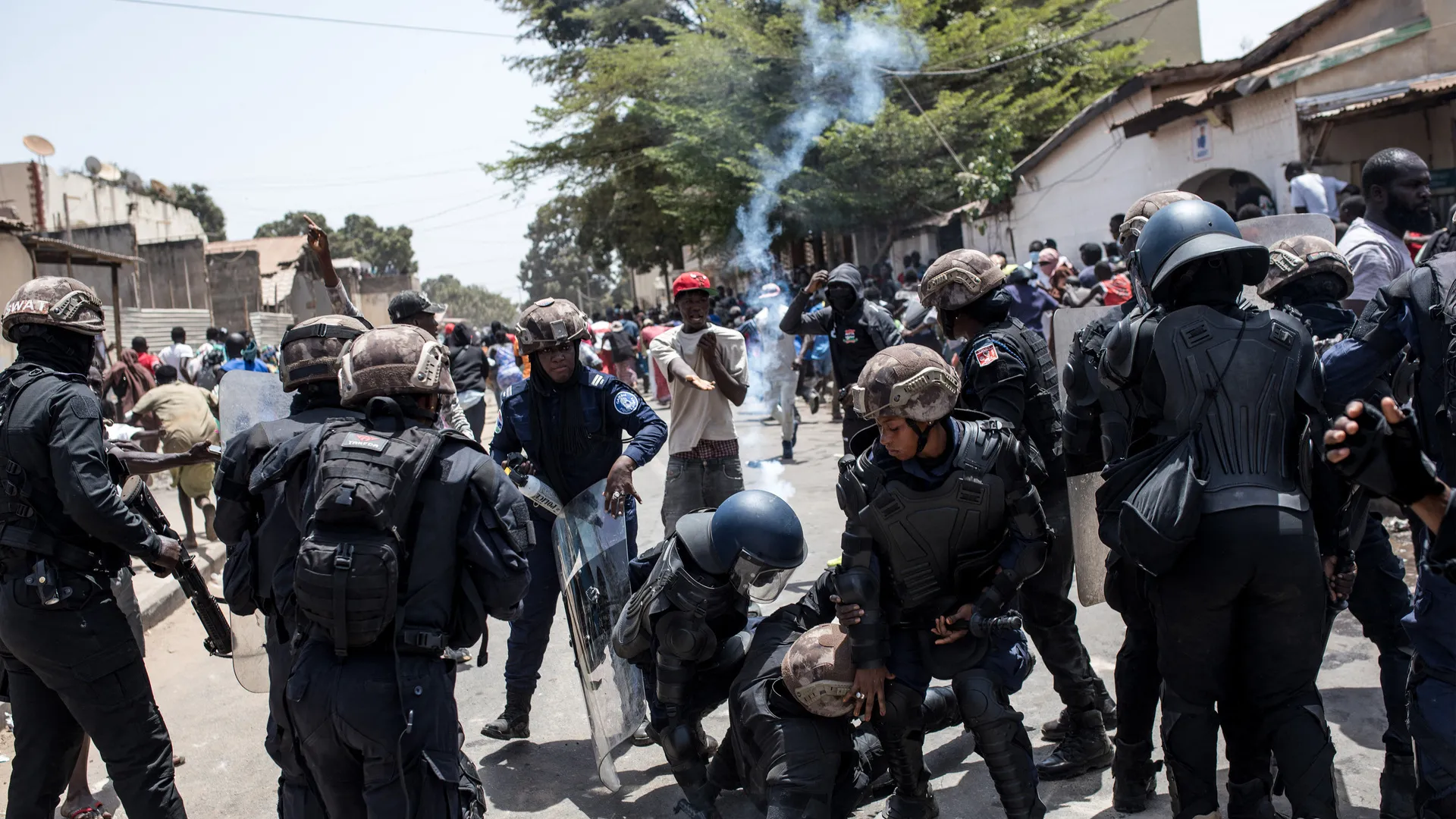 Poliția din Gambia folosește gaze lacrimogene împotriva manifestanților care cer eliberarea fraților rearrestați după achitare