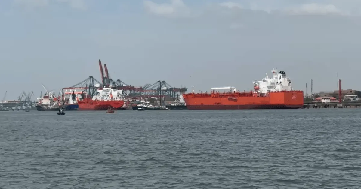 Nave destinate Pakistanului traversează Strâmtoarea Ormuz: oficialii sunt optimiști în privința depășirii crizei energetice