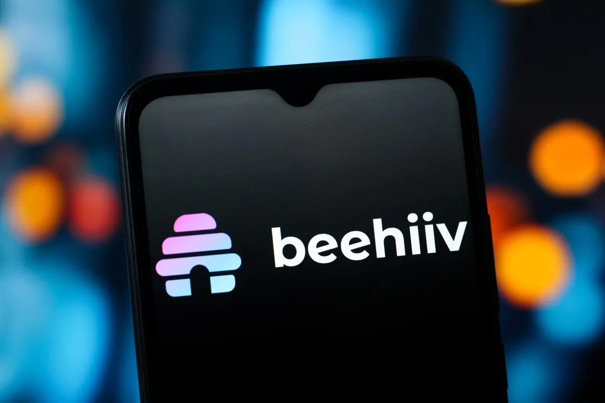Beehiiv face un salt strategic spre podcasting, vizând direct poziția dominată de Patreon pe piața creatorilor de conținut