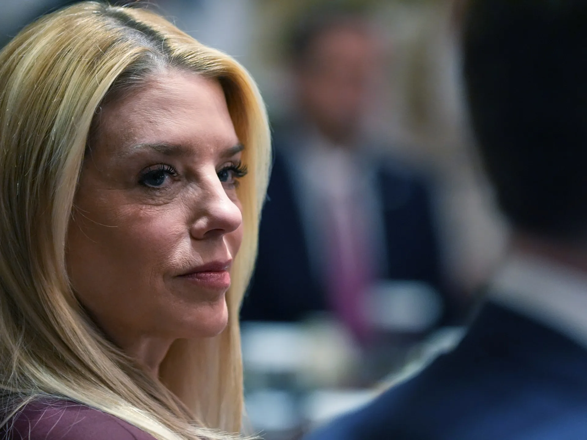 Trump anunță înlăturarea lui Pam Bondi din funcția de Procuror General al SUA: o restructurare majoră la Departamentul de Justiție