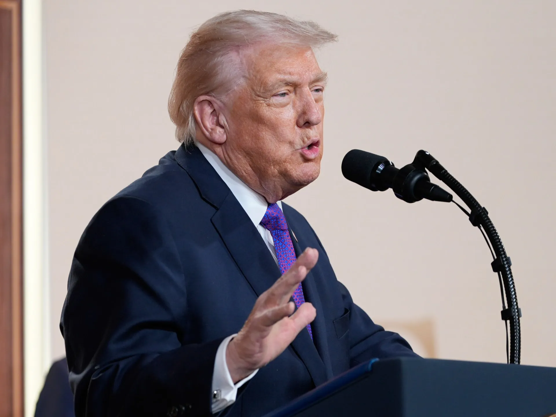 Trump anunță tarife de 100% pentru medicamente pentru a forța acorduri cu industria farmaceutică