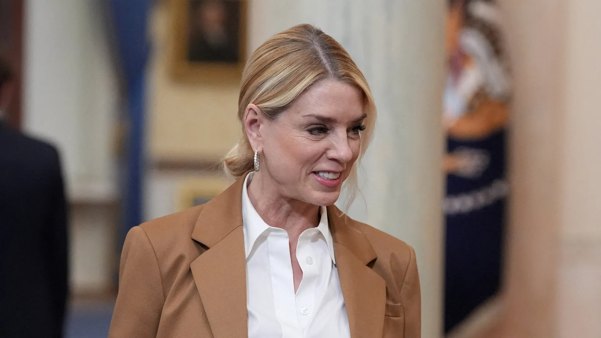 Donald Trump o demite pe Pam Bondi, procurorul general loialist, în contextul controverselor legate de dosarele Epstein