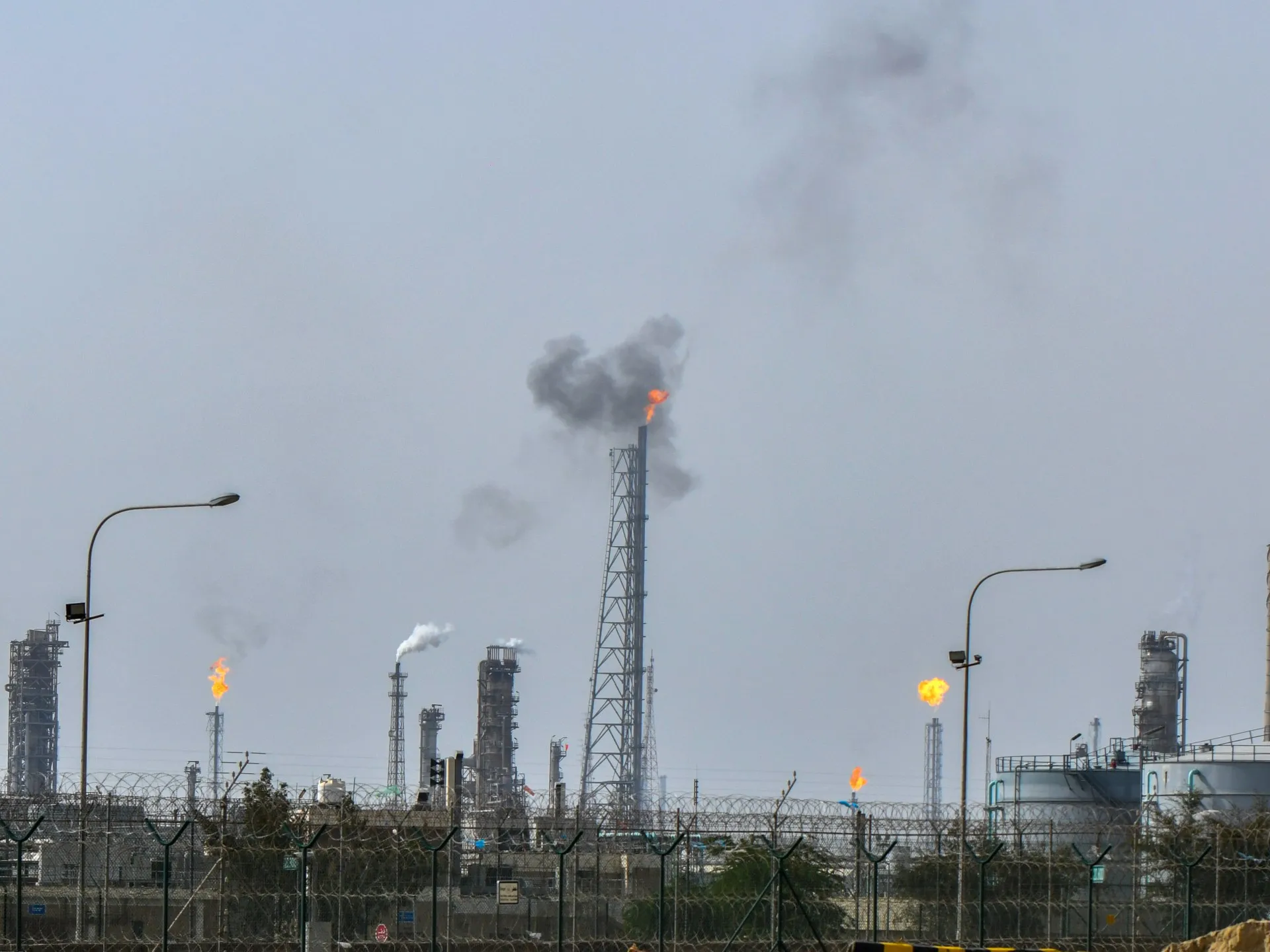 Uzina de desalinizare și rafinăria de petrol din Kuweit, afectate de atacuri cu rachete și drone