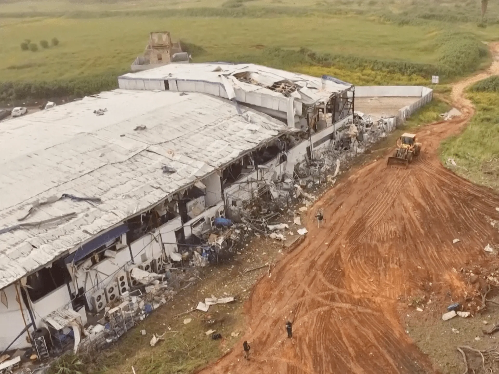 Imagini din dronă dezvăluie devastarea unei fabrici din Israel, lovită de resturi ale unei rachete iraniene interceptate