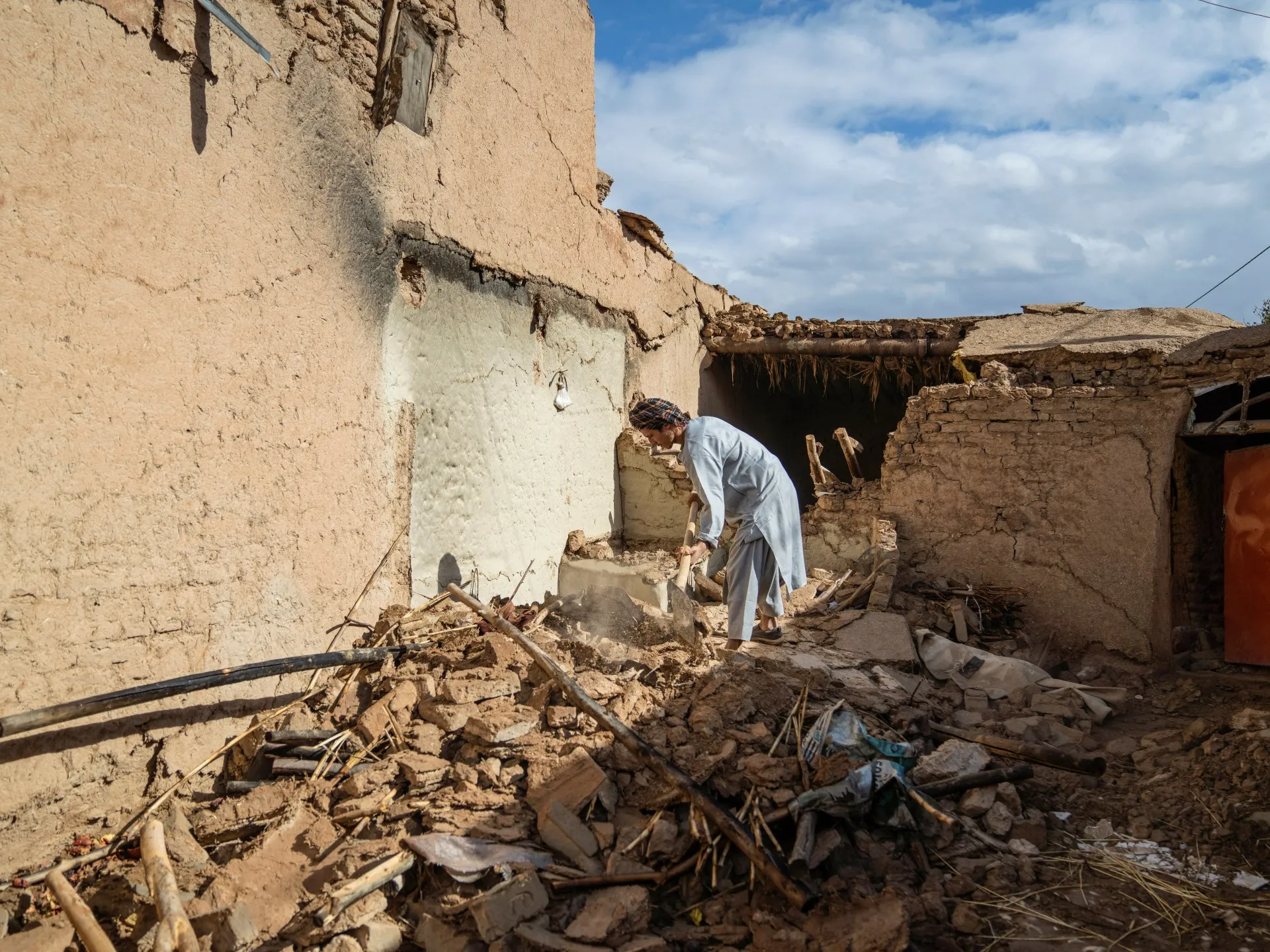 Cutremur devastator în Afghanistan: Opt membri ai aceleiași familii au murit, un copil de doar doi ani a supraviețuit