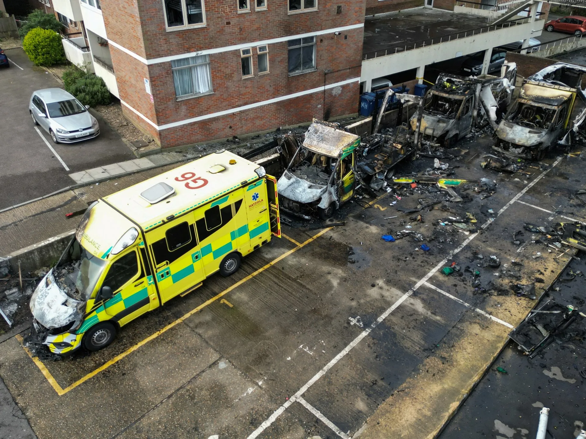 Trei suspecți arestați în Regatul Unit pentru atacul incendiar asupra ambulanțelor unei organizații evreiești caritabile din Londra