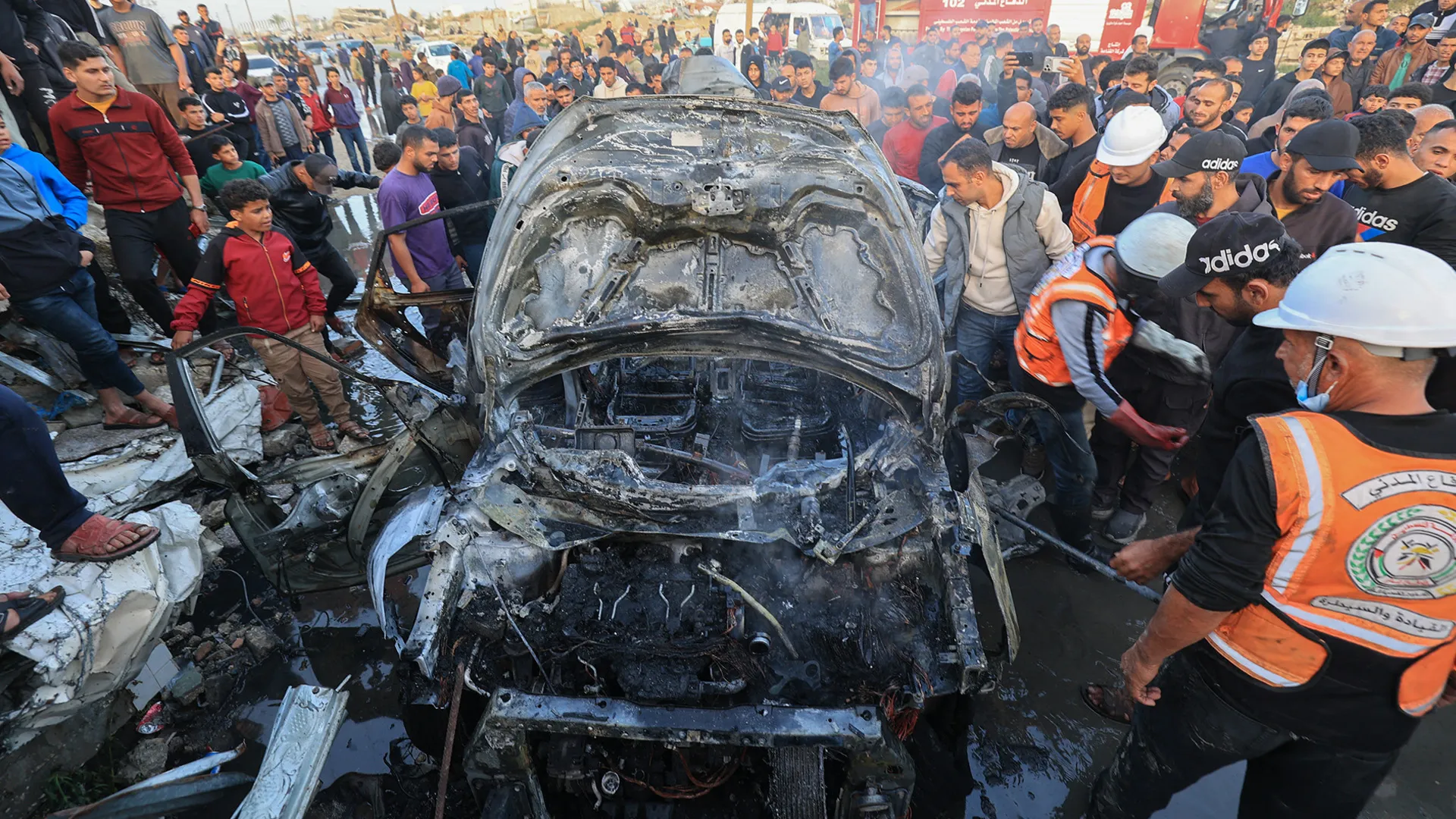 Vehicul cuprins de flăcări în urma unui atac cu dronă israelian în centrul Fâșiei Gaza