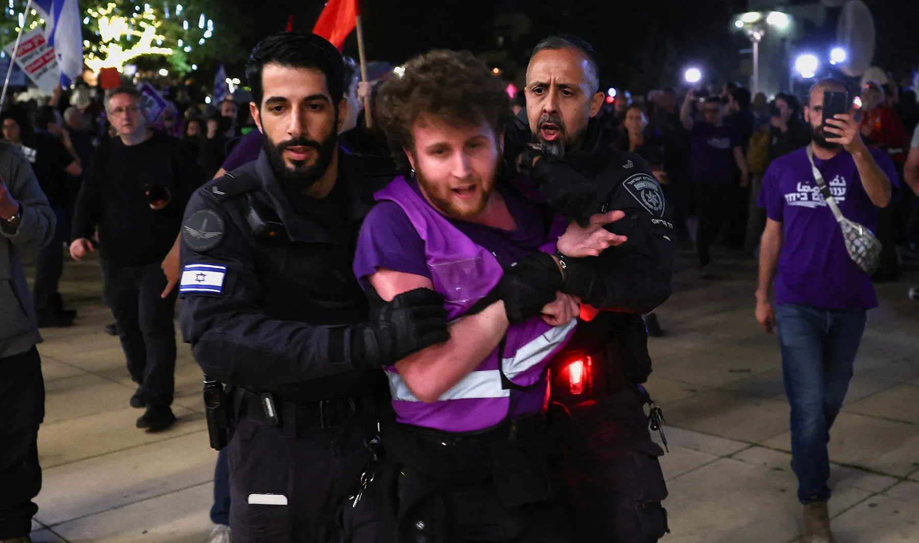 Poliția israeliană arestează protestatari anti-război în Tel Aviv în timpul manifestațiilor masive împotriva conflictului cu Iranul
