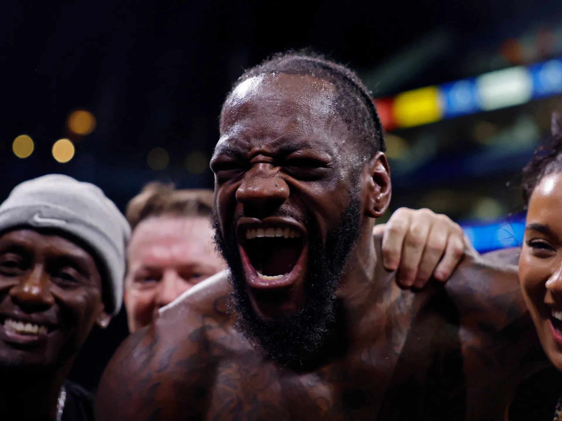 Wilder îl învinge pe Chisora într-un meci haotic de box greu, în timp ce britanicul se retrage din ring