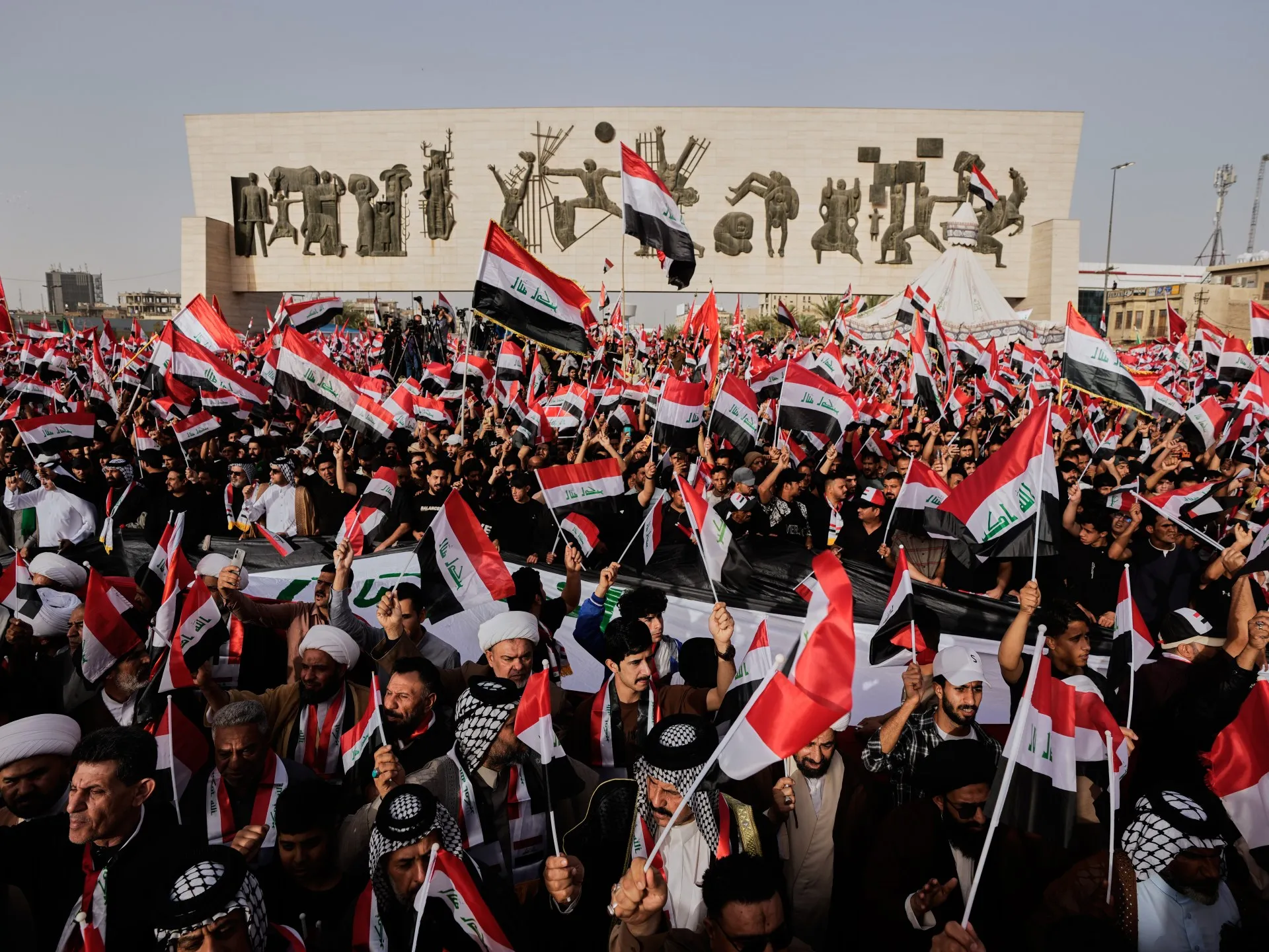 Zeci de mii de susținători ai lui Moqtada al-Sadr protestează în Irak împotriva războiului american-israelian împotriva Iranului, denunțând 'nebunia' conflictului din Orientul Mijlociu