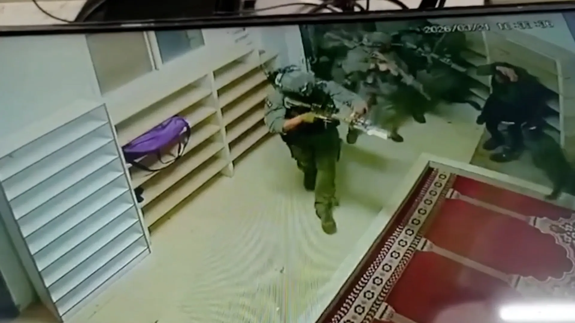 Imagini video șocante: Un câine militar al IDF atacă un palestinian în interiorul unei moschei din Cisiordania ocupată