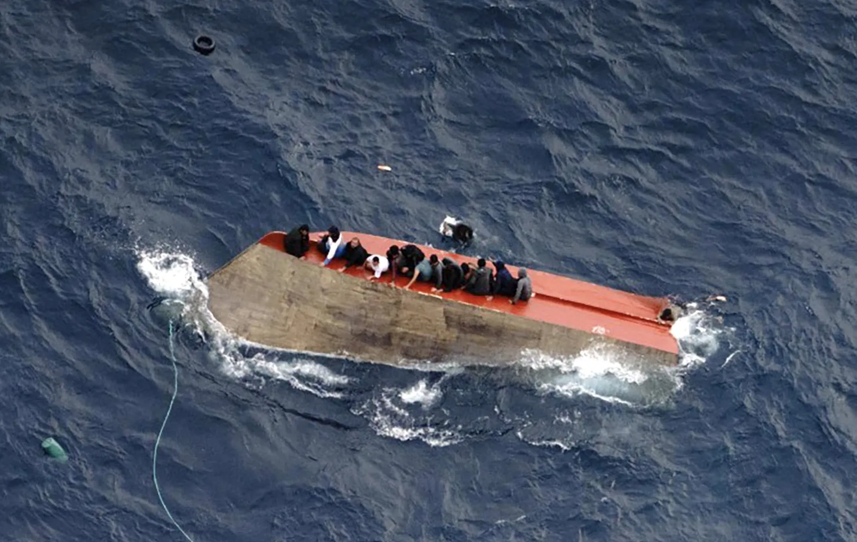 Zeci de persoane dispărute după ce o ambarcațiune cu migranți s-a răsturnat în apropierea coastelor Libiei