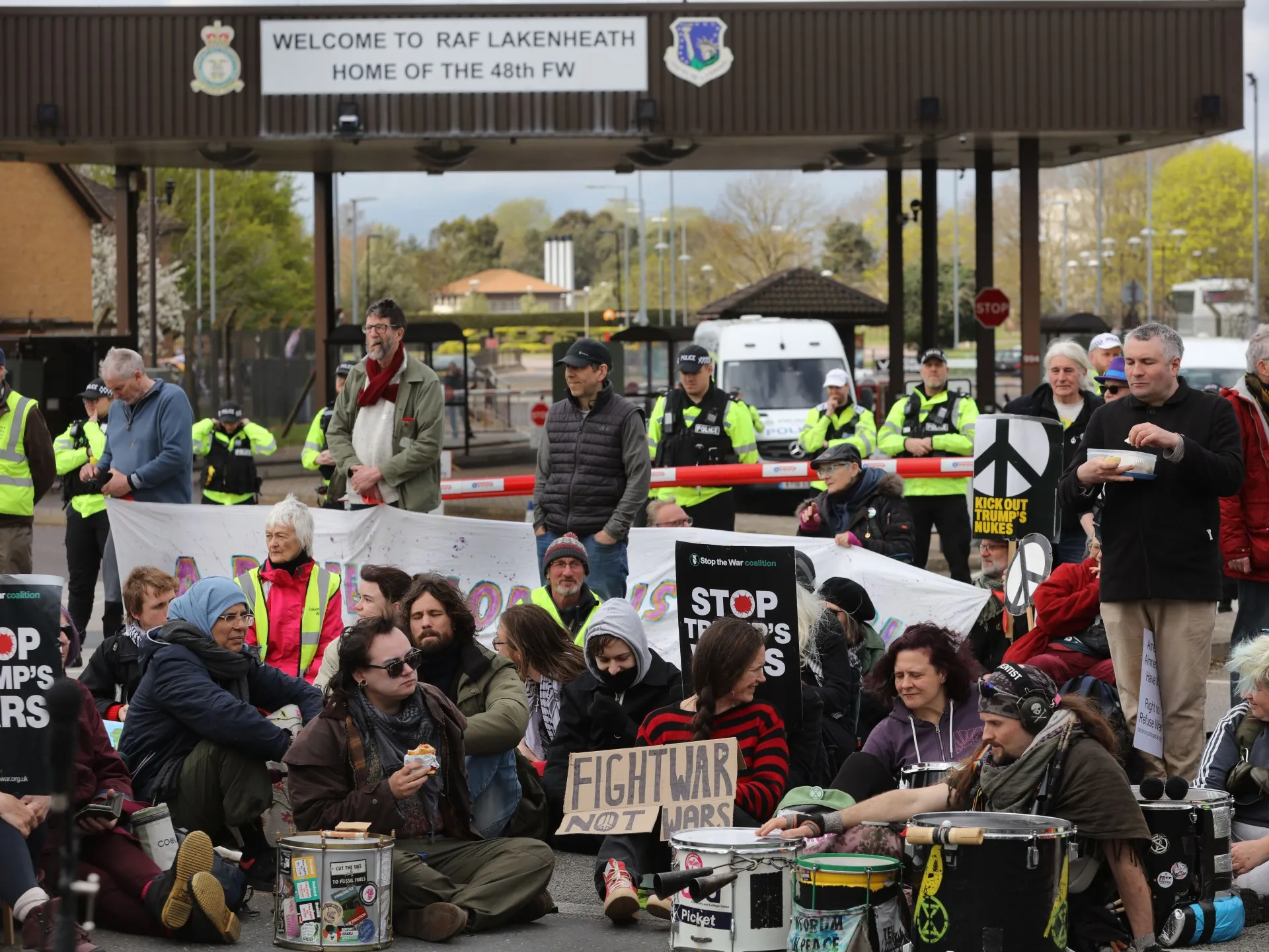 Poliția din UK arestează șapte protestatari în apropierea bazei RAF Lakenheath folosită de forțele americane