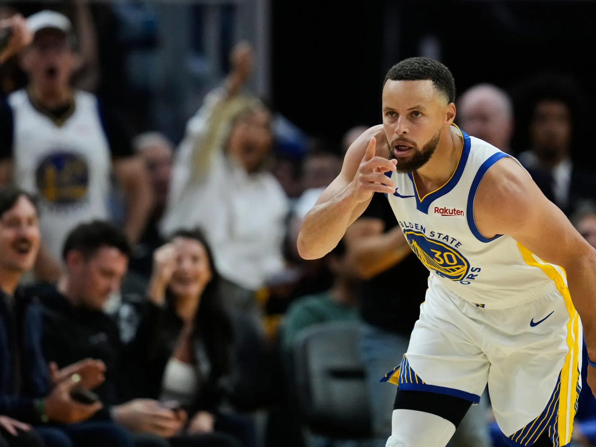 Steph Curry revine după accidentare cu 29 de puncte, dar Warriors pierd în fața Rockets