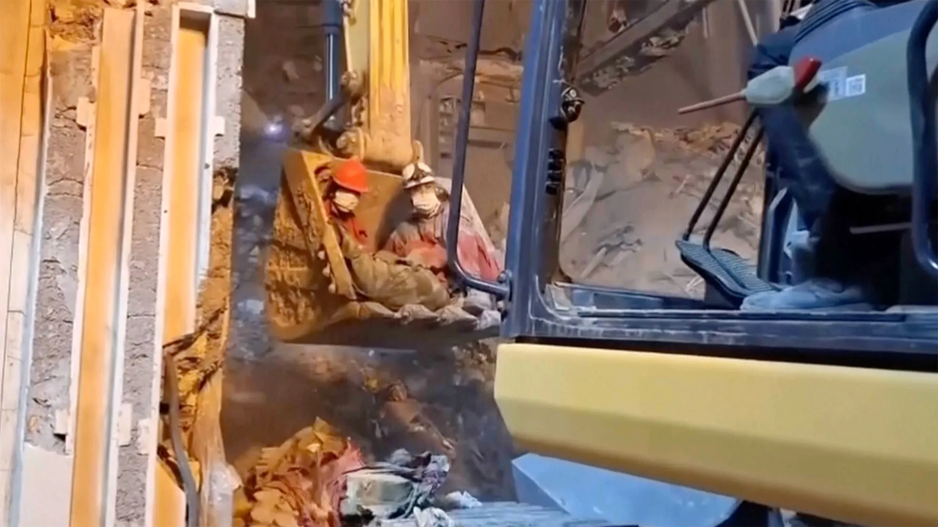 Echipaje de salvare în căutarea supraviețuitorilor după atacurile aeriene care au lovit zone rezidențiale în Iran