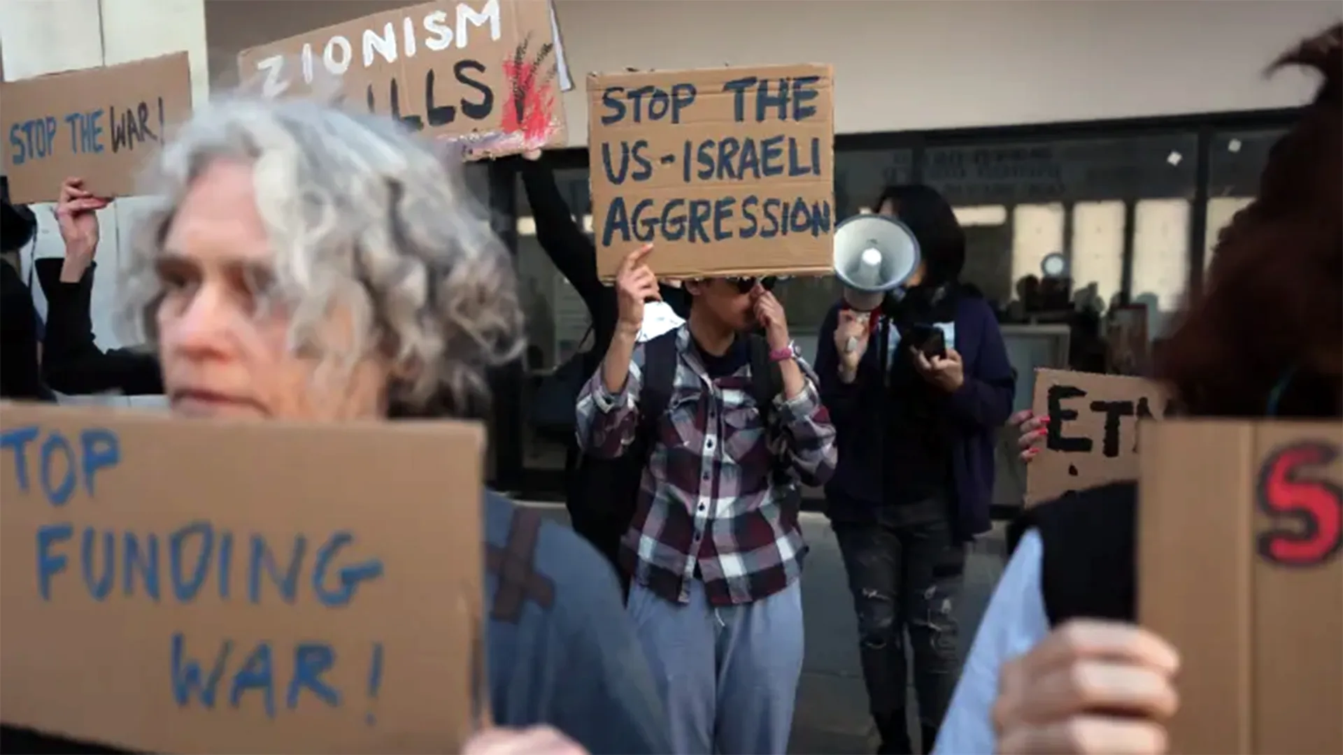 Manifestanții au invadat ambasada SUA de la Tel Aviv, cerând încetarea războiului